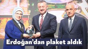 <strong>Emine Erdoğan’dan Başkan Büyükakın’a teşekkür plaketi</strong>